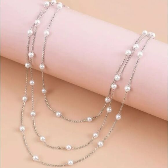 Three Layers Faux Pearl Necklace Fine Design - Picture 3 of 9